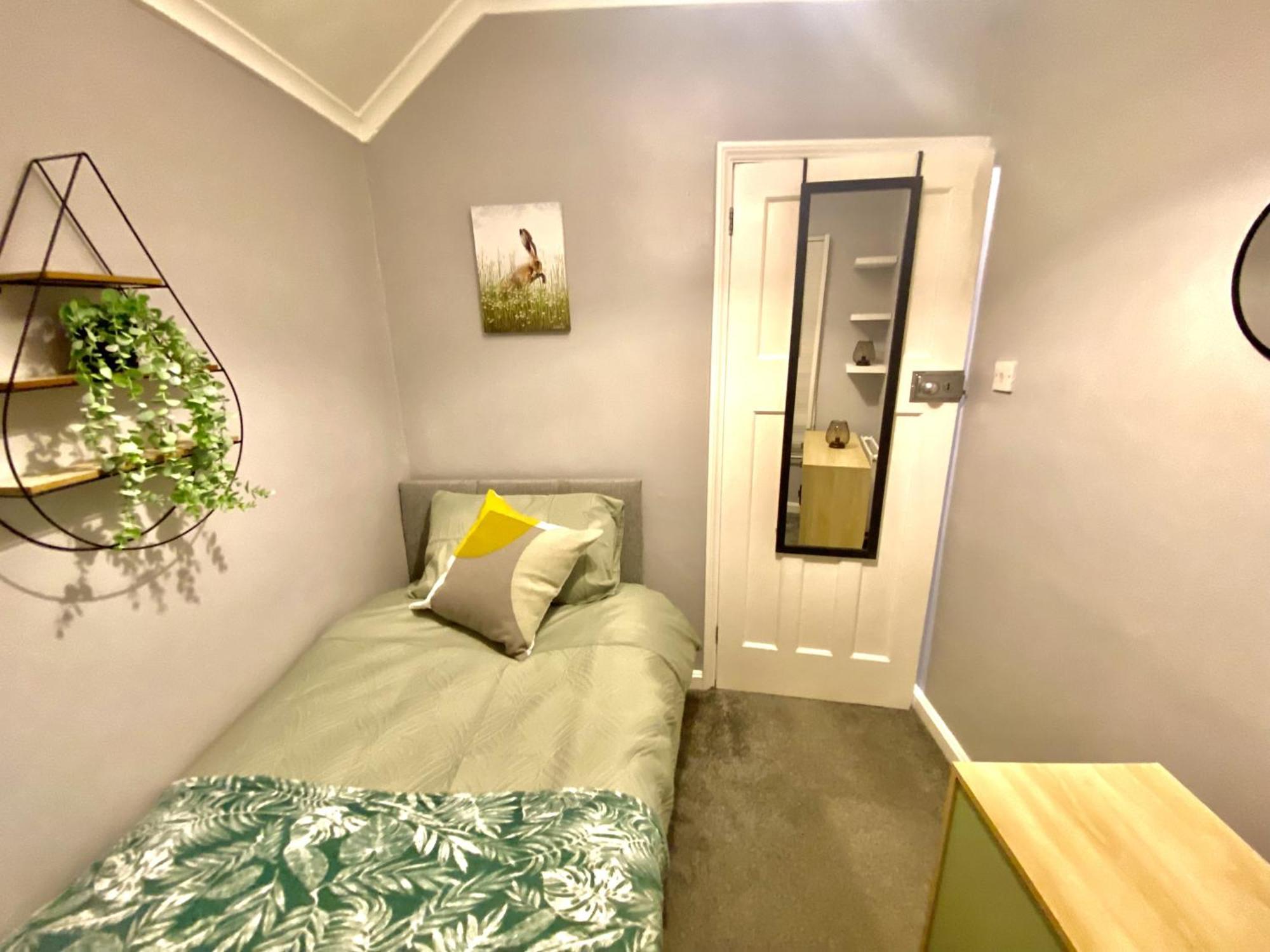 4 Bedroom House Near City Centre With Driveway - Ideal For Contractors Holiday home Gloucester