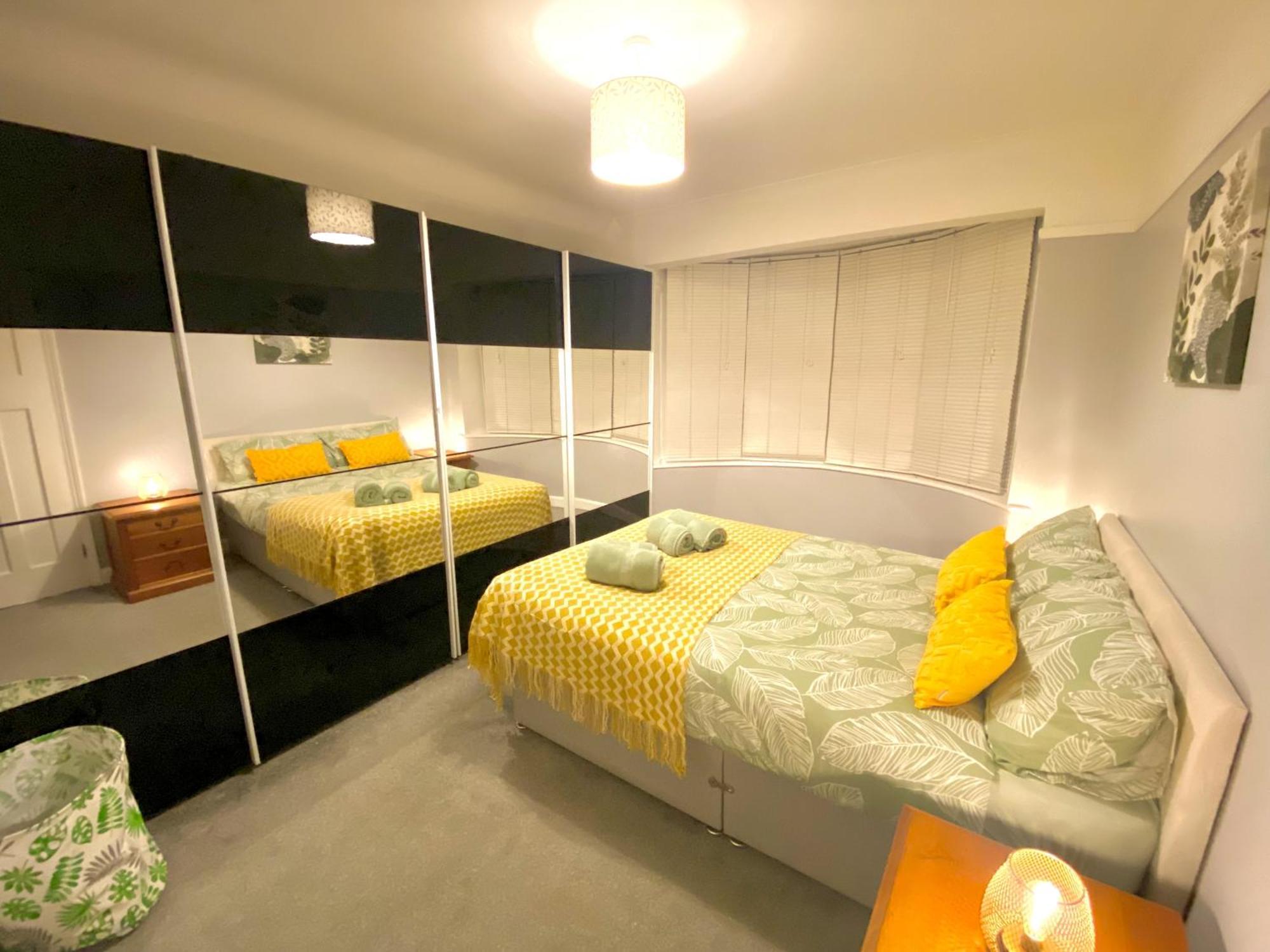 Holiday home 4 Bedroom House Near City Centre With Driveway - Ideal For Contractors