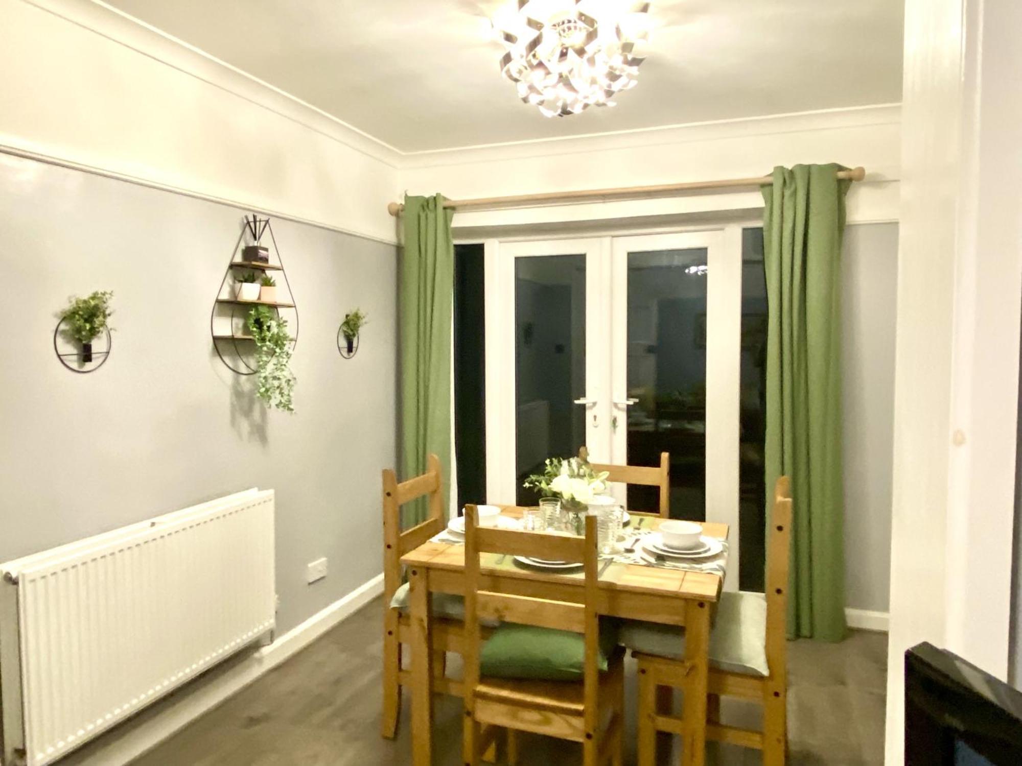 Holiday home 4 Bedroom House Near City Centre With Driveway - Ideal For Contractors