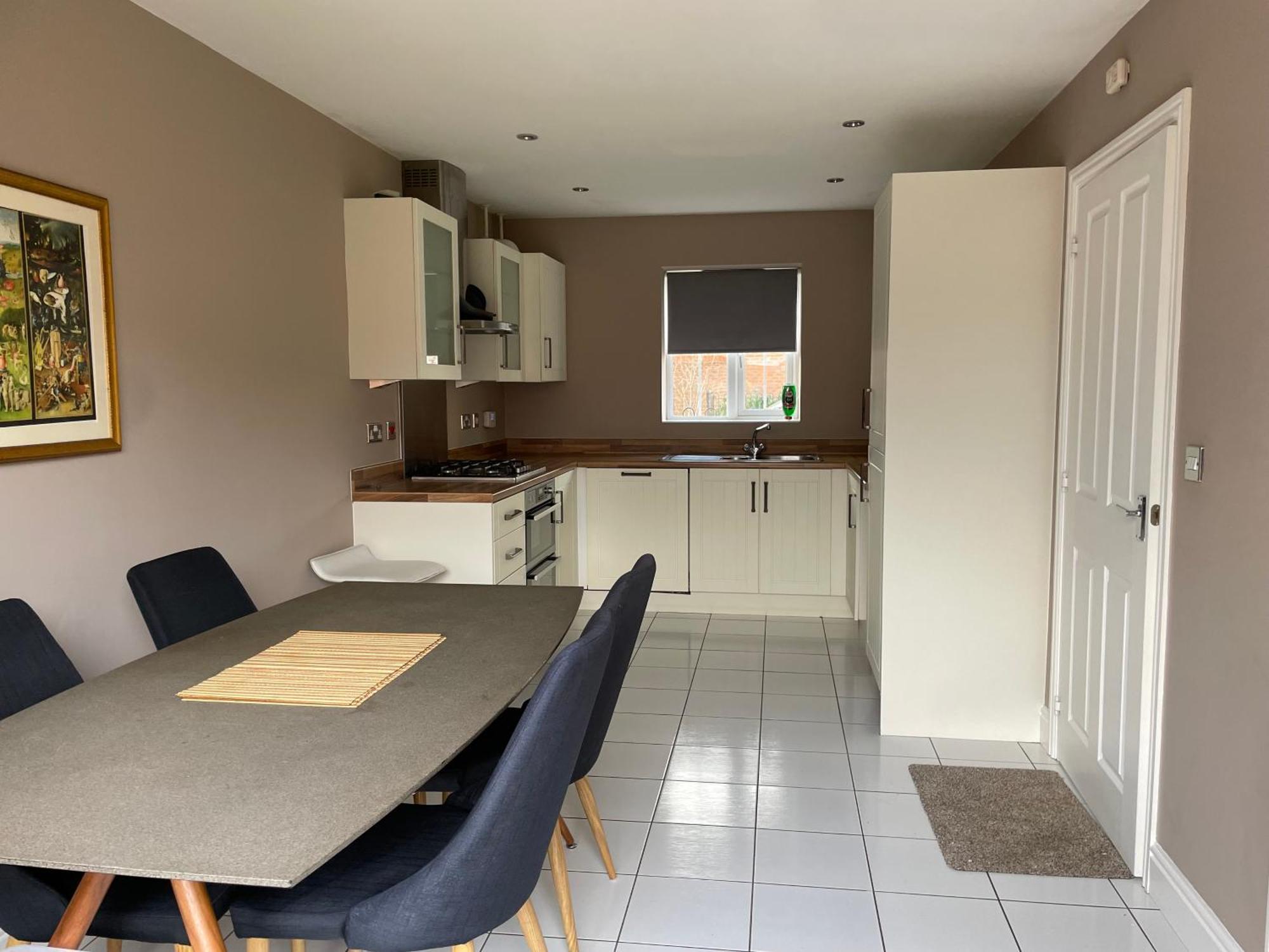 Apartment Large 2 Bedroom Apartment, 4 Beds One 1 En-suite, Free Parking Nr Chelt Elmore And Quays *