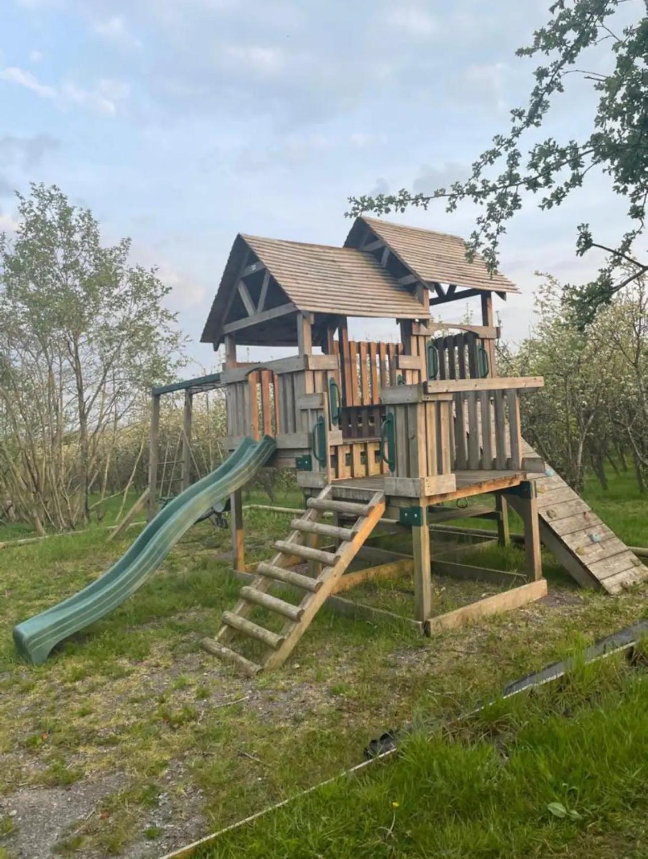 Orchard Retreat - Rural - Private Hot Tub!