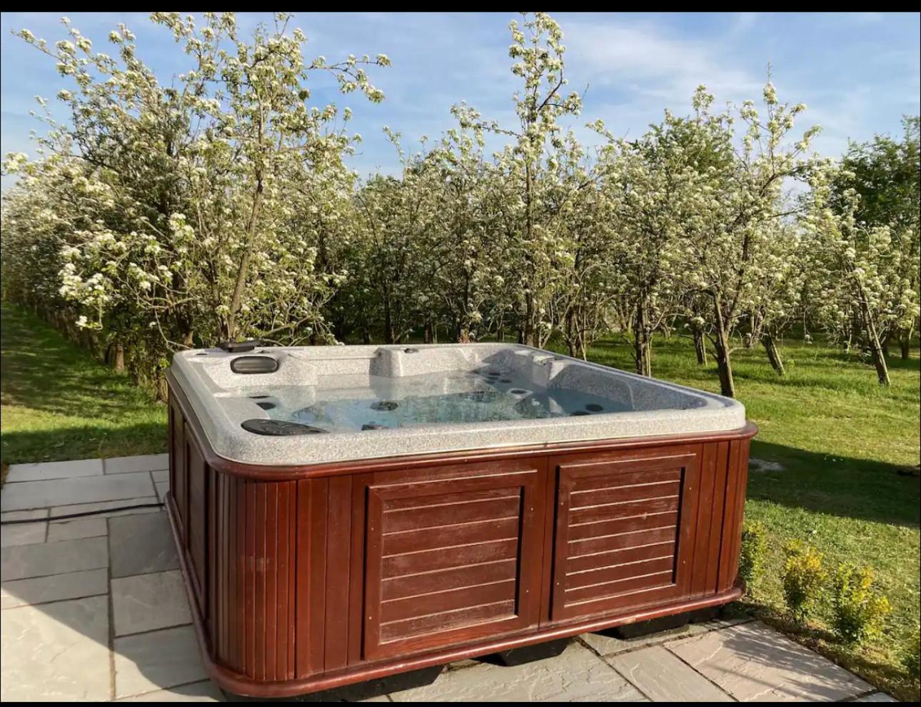 Orchard Retreat - Rural - Private Hot Tub!