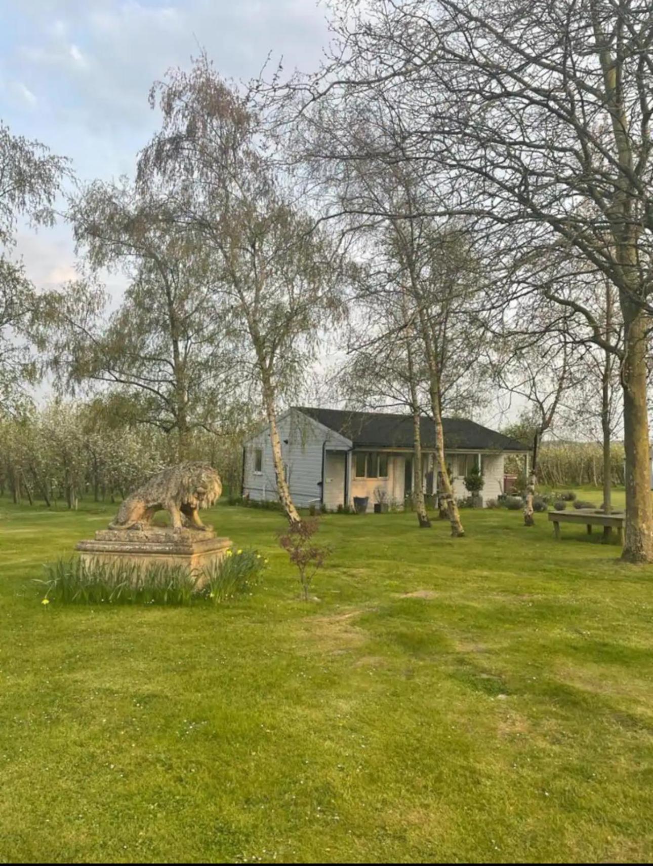 Orchard Retreat - Rural - Private Hot Tub!