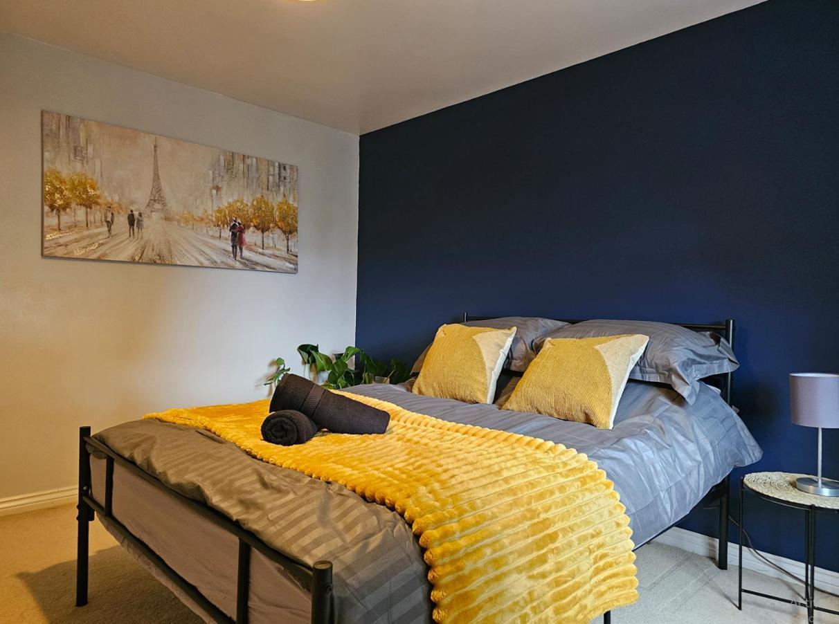 2 Bedroom Spacious Flat Apartment *