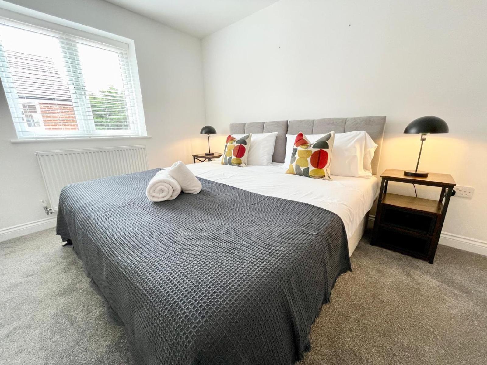 Apartment Brand New 4-bedroom Detached House - 20-min Walk To Docks - Ample Parking - Superfast Wi-fi - Long-stay Rates! Gloucester