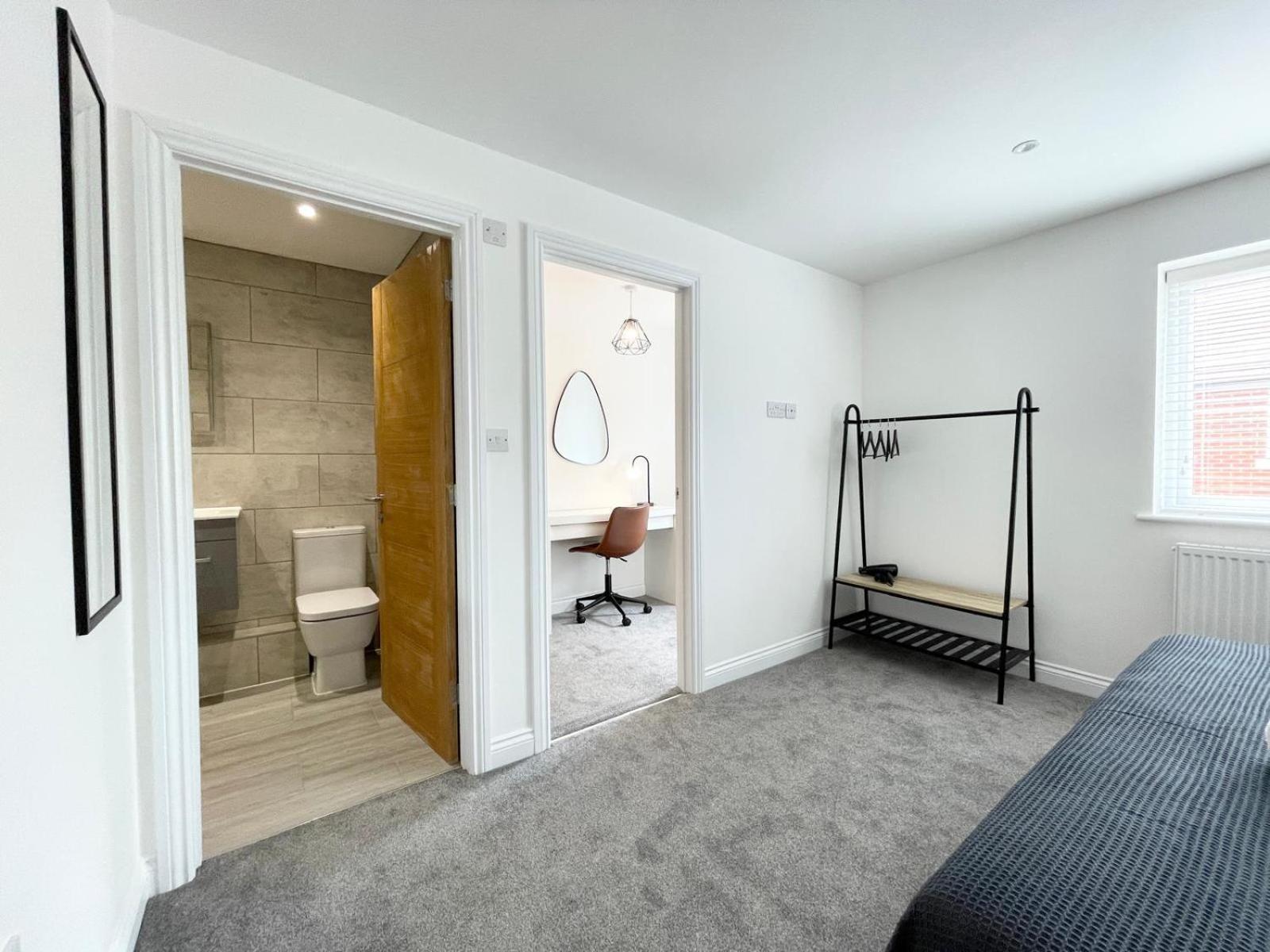 Apartment Brand New 4-bedroom Detached House - 20-min Walk To Docks - Ample Parking - Superfast Wi-fi - Long-stay Rates!