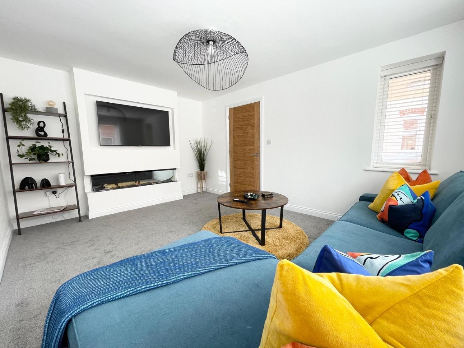 Brand New 4-bedroom Detached House - 20-min Walk To Docks - Ample Parking - Superfast Wi-fi - Long-stay Rates! Apartment Gloucester