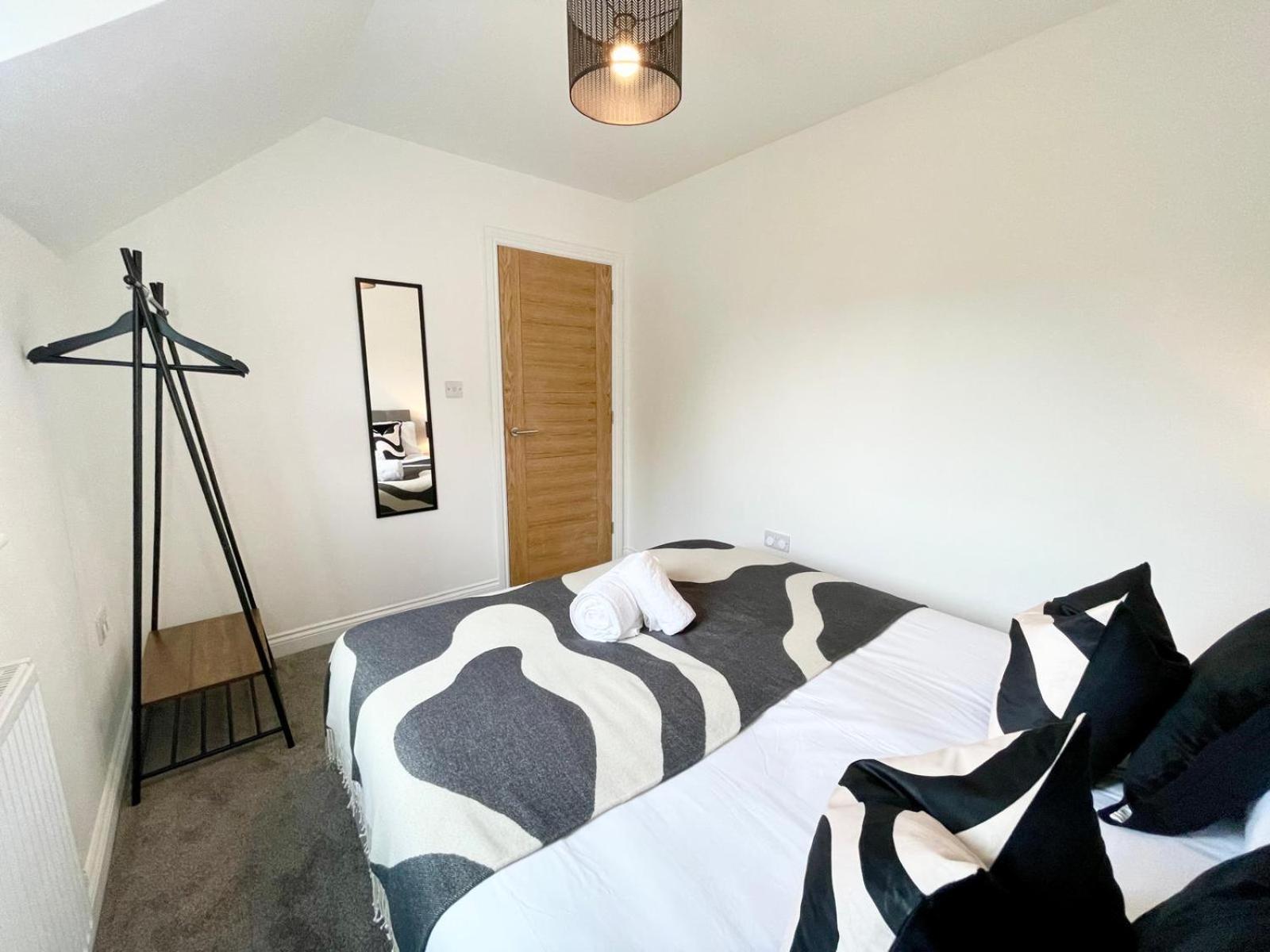Apartment Brand New 4-bedroom Detached House - 20-min Walk To Docks - Ample Parking - Superfast Wi-fi - Long-stay Rates! Gloucester