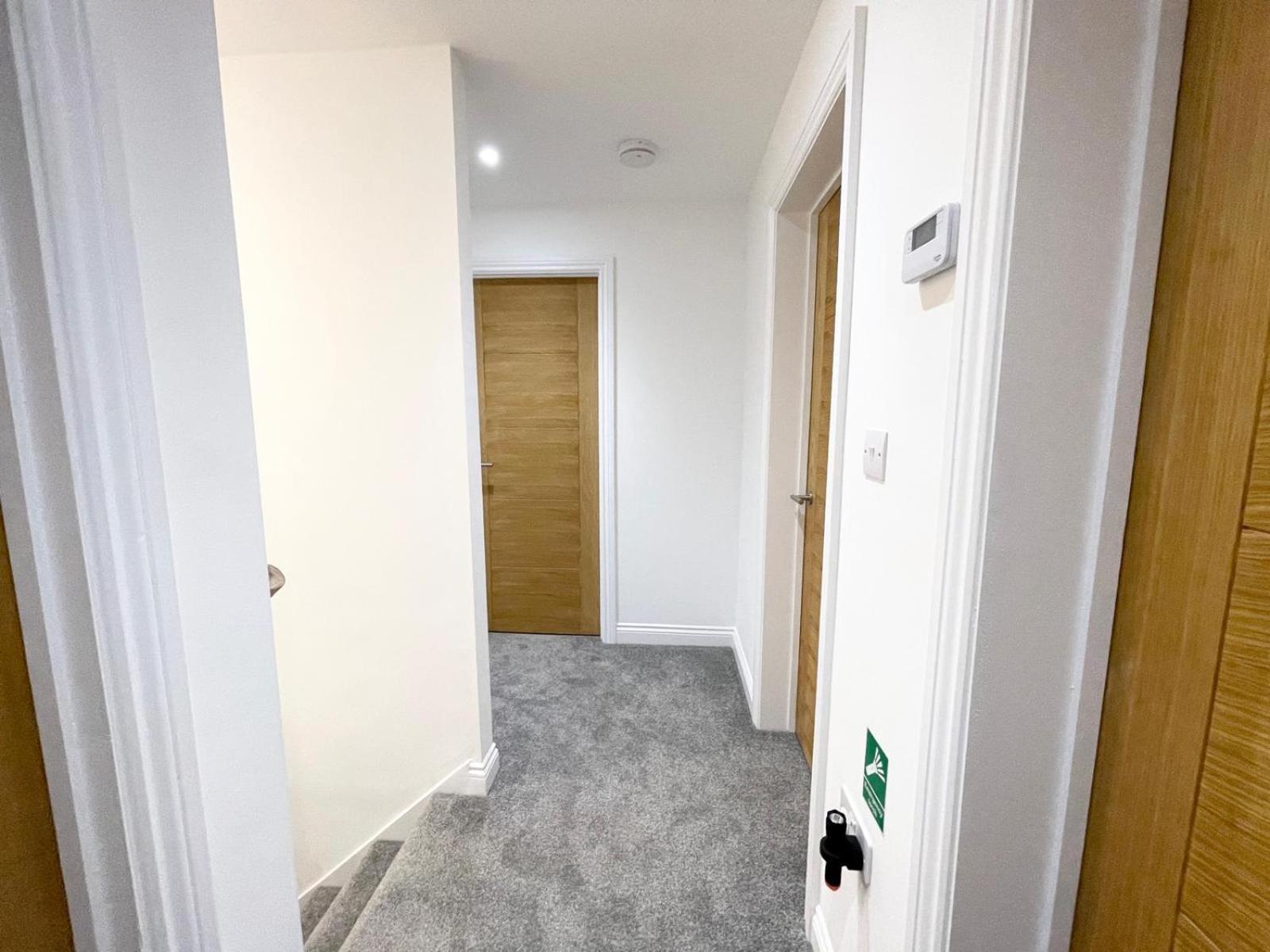 Brand New 4-bedroom Detached House - 20-min Walk To Docks - Ample Parking - Superfast Wi-fi - Long-stay Rates! * Gloucester
