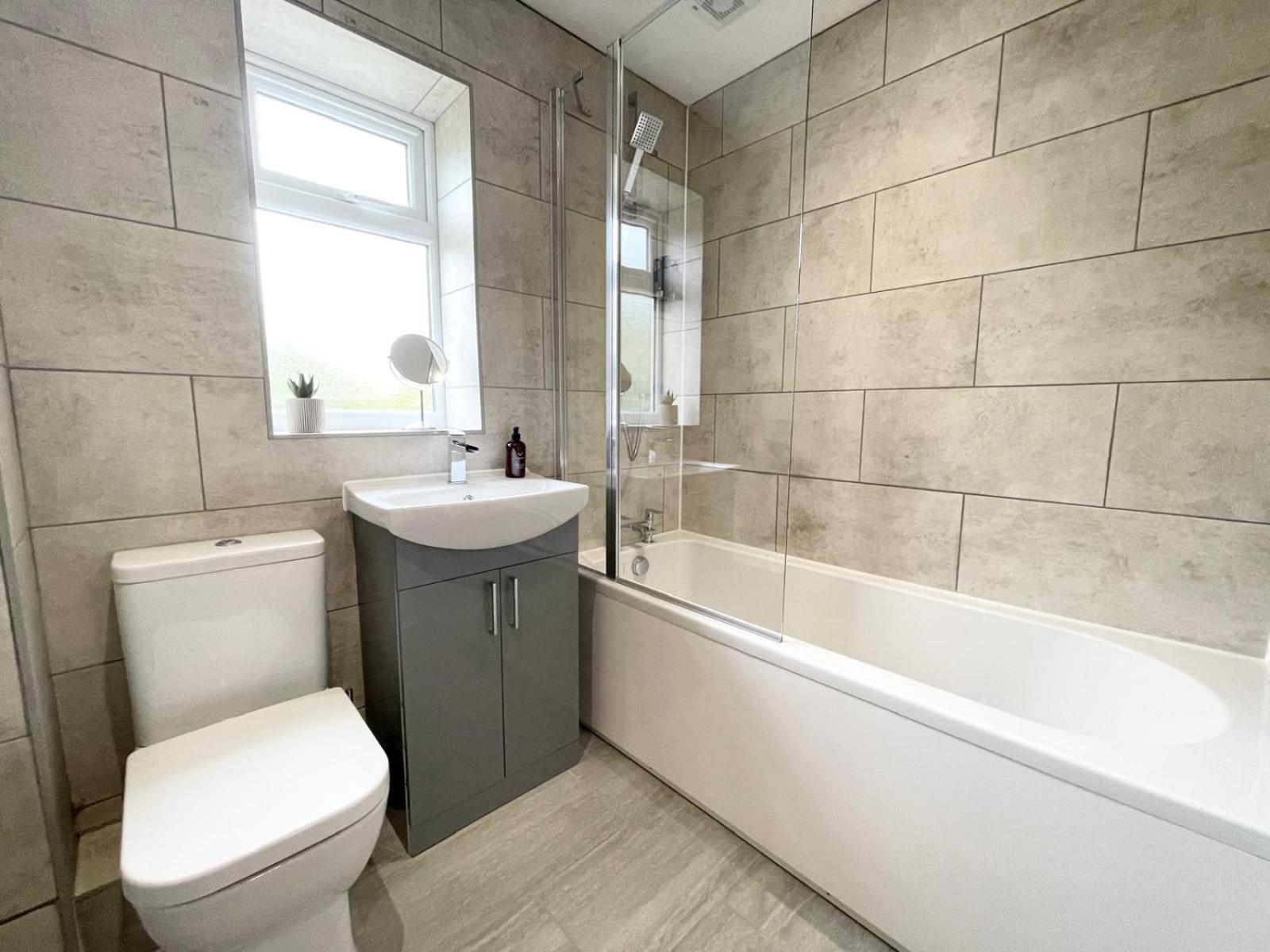 Apartment Brand New 4-bedroom Detached House - 20-min Walk To Docks - Ample Parking - Superfast Wi-fi - Long-stay Rates! *