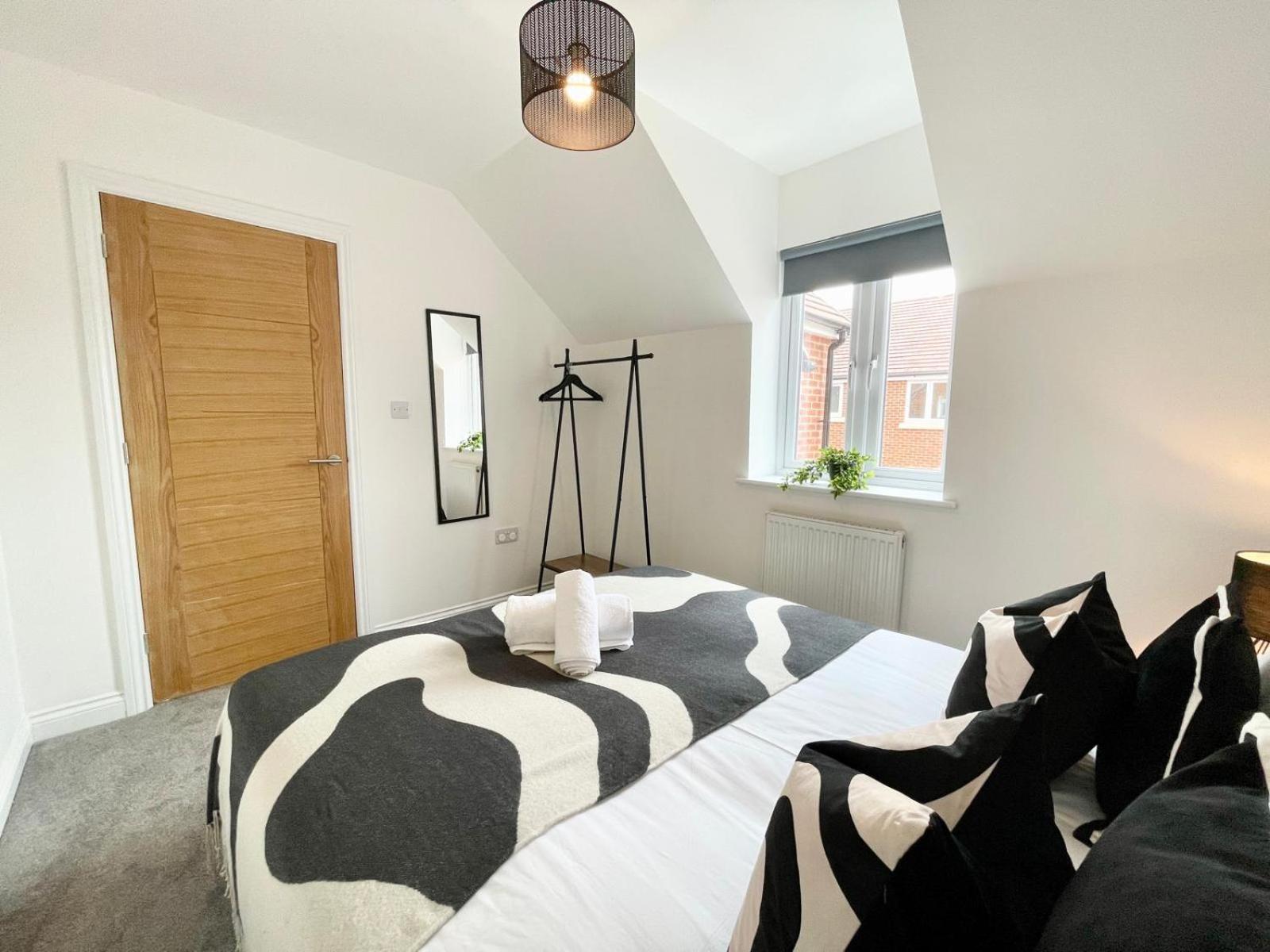 Brand New 4-bedroom Detached House - 20-min Walk To Docks - Ample Parking - Superfast Wi-fi - Long-stay Rates! Apartment Gloucester