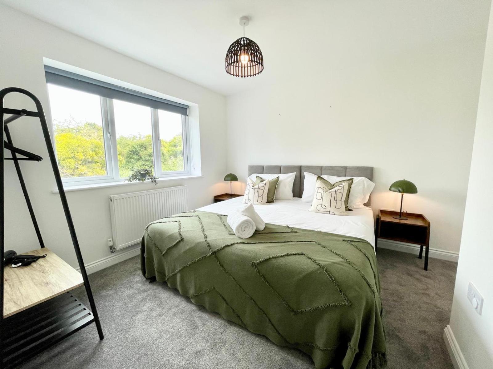 Brand New 4-bedroom Detached House - 20-min Walk To Docks - Ample Parking - Superfast Wi-fi - Long-stay Rates! Gloucester