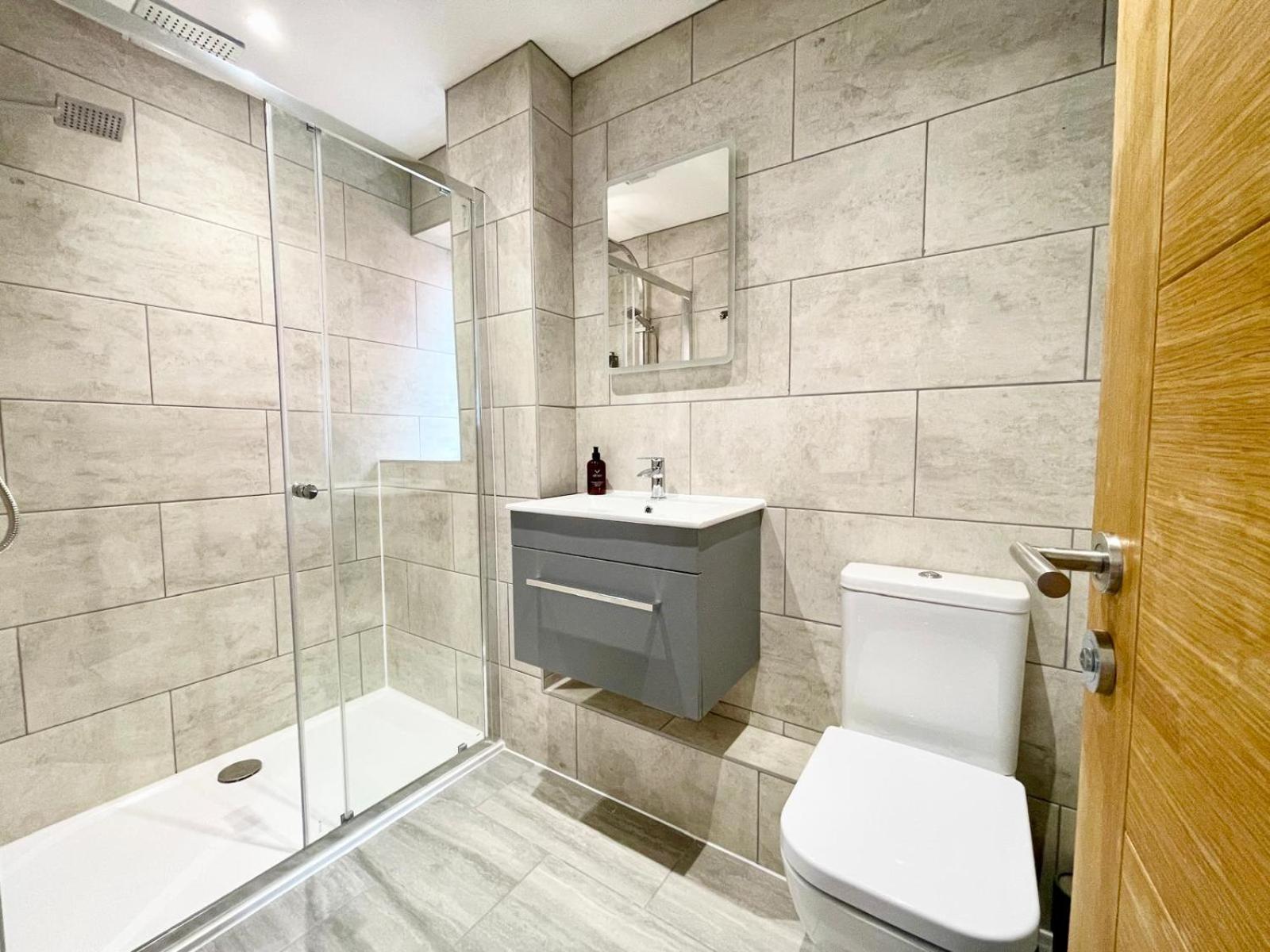 Brand New 4-bedroom Detached House - 20-min Walk To Docks - Ample Parking - Superfast Wi-fi - Long-stay Rates!