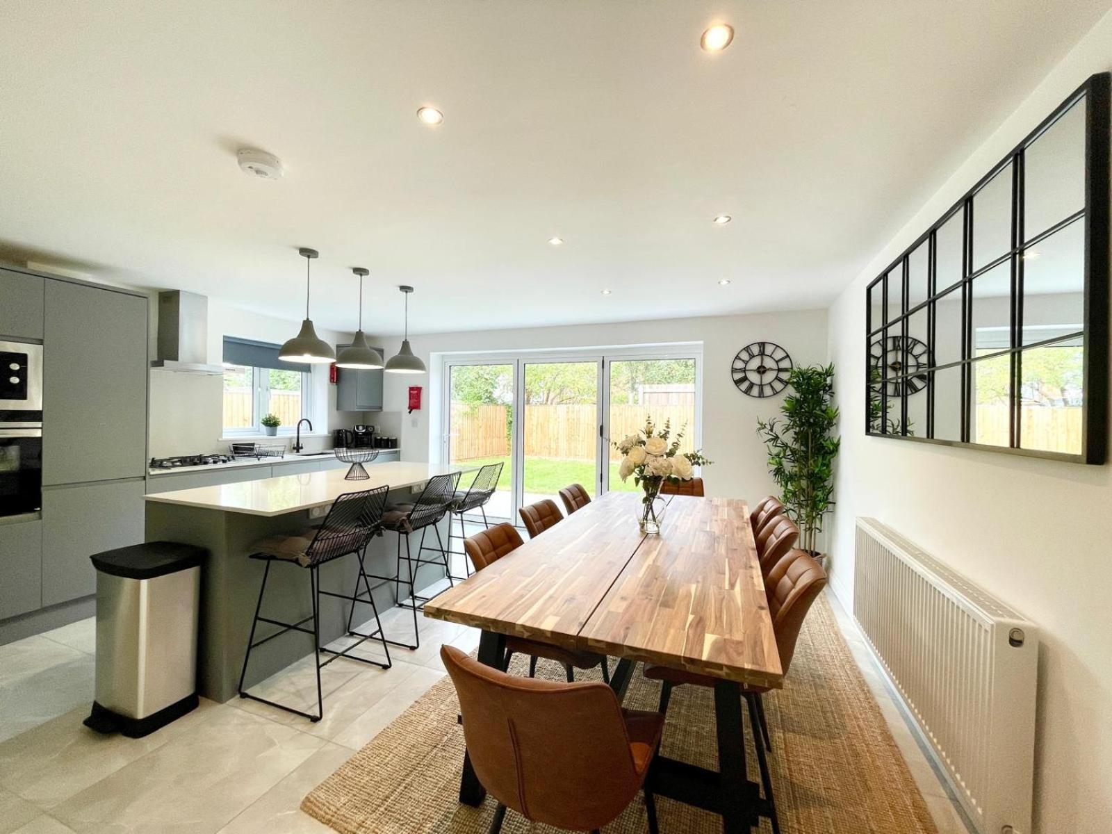Brand New 4-bedroom Detached House - 20-min Walk To Docks - Ample Parking - Superfast Wi-fi - Long-stay Rates! Apartment