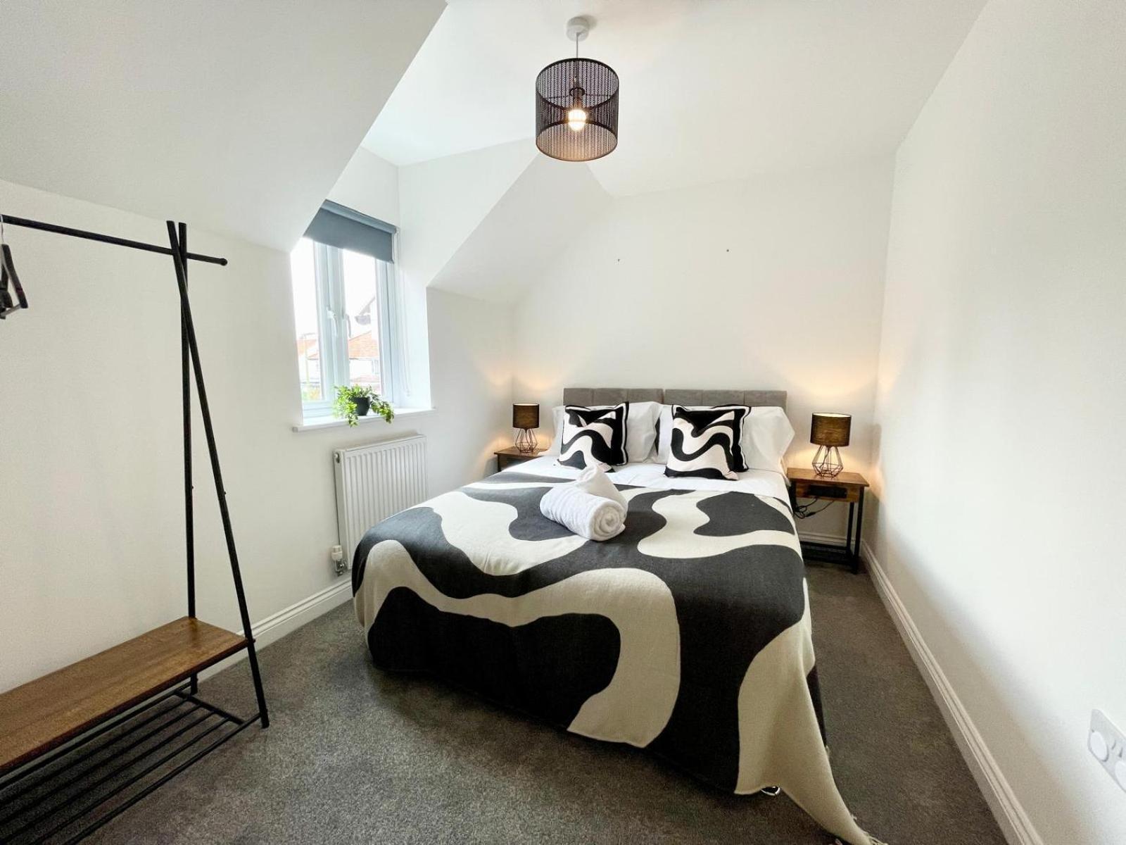 Apartment Brand New 4-bedroom Detached House - 20-min Walk To Docks - Ample Parking - Superfast Wi-fi - Long-stay Rates!