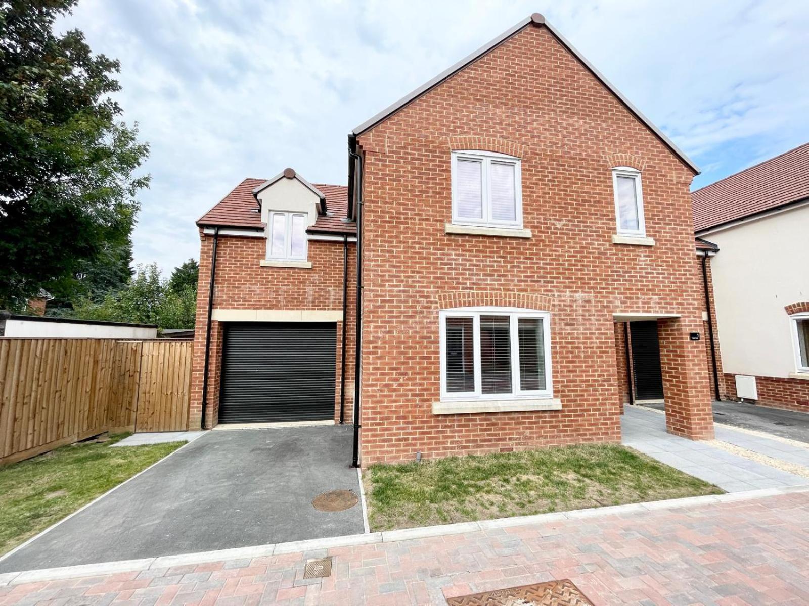 Brand New 4-bedroom Detached House - 20-min Walk To Docks - Ample Parking - Superfast Wi-fi - Long-stay Rates! Apartment Gloucester