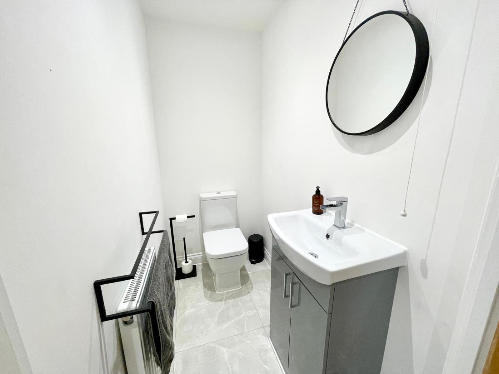 Brand New 4-bedroom Detached House - 20-min Walk To Docks - Ample Parking - Superfast Wi-fi - Long-stay Rates! Gloucester