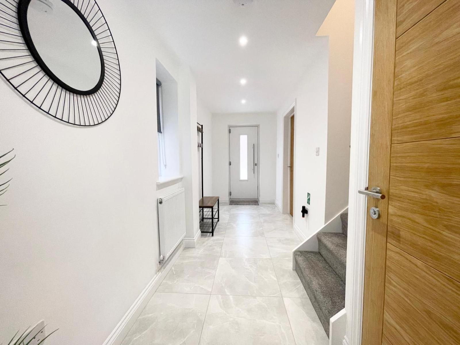 Brand New 4-bedroom Detached House - 20-min Walk To Docks - Ample Parking - Superfast Wi-fi - Long-stay Rates!