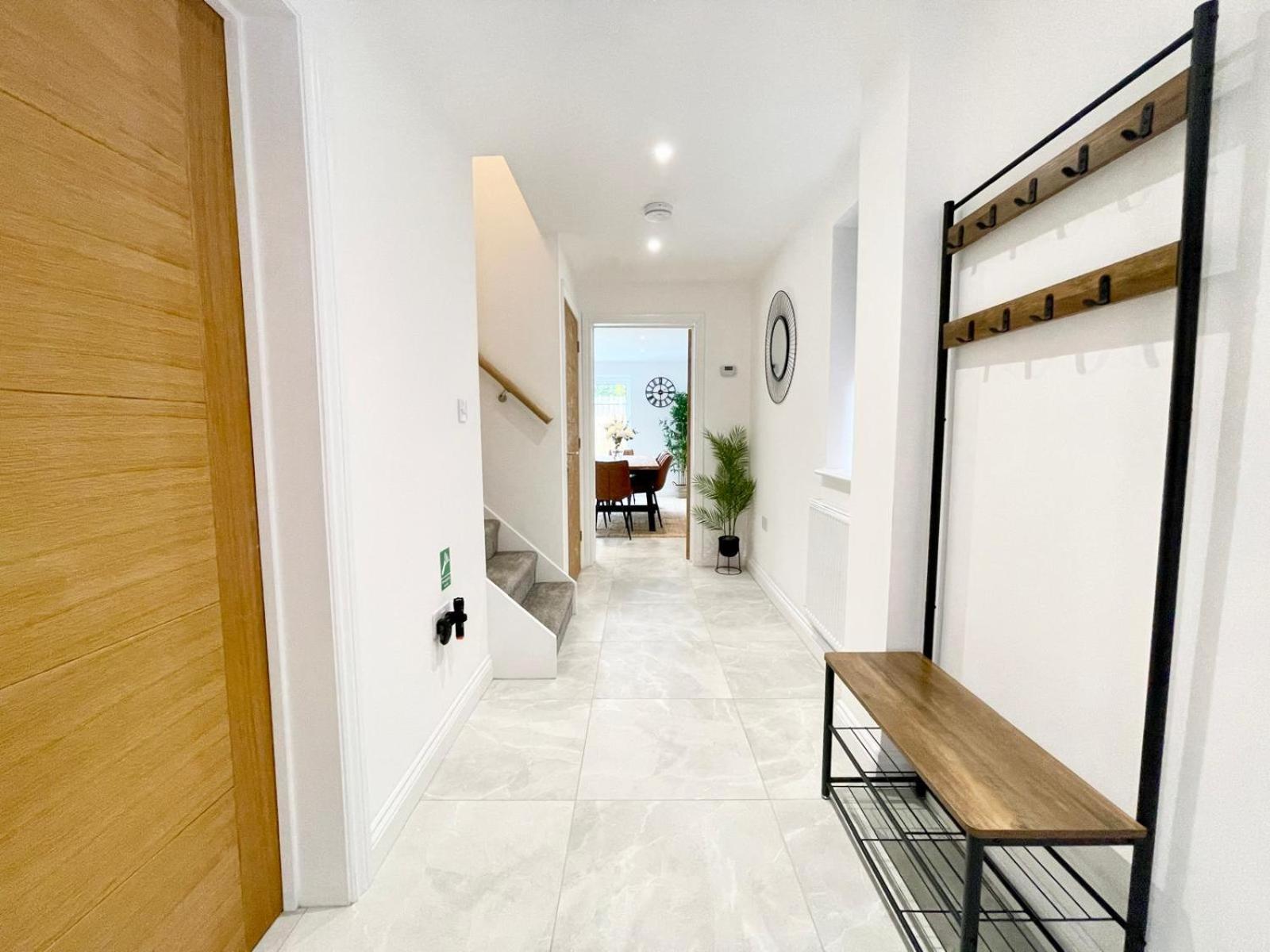 Brand New 4-bedroom Detached House - 20-min Walk To Docks - Ample Parking - Superfast Wi-fi - Long-stay Rates! Apartment