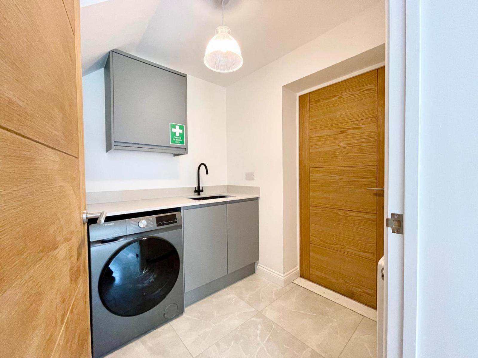 Brand New 4-bedroom Detached House - 20-min Walk To Docks - Ample Parking - Superfast Wi-fi - Long-stay Rates! *