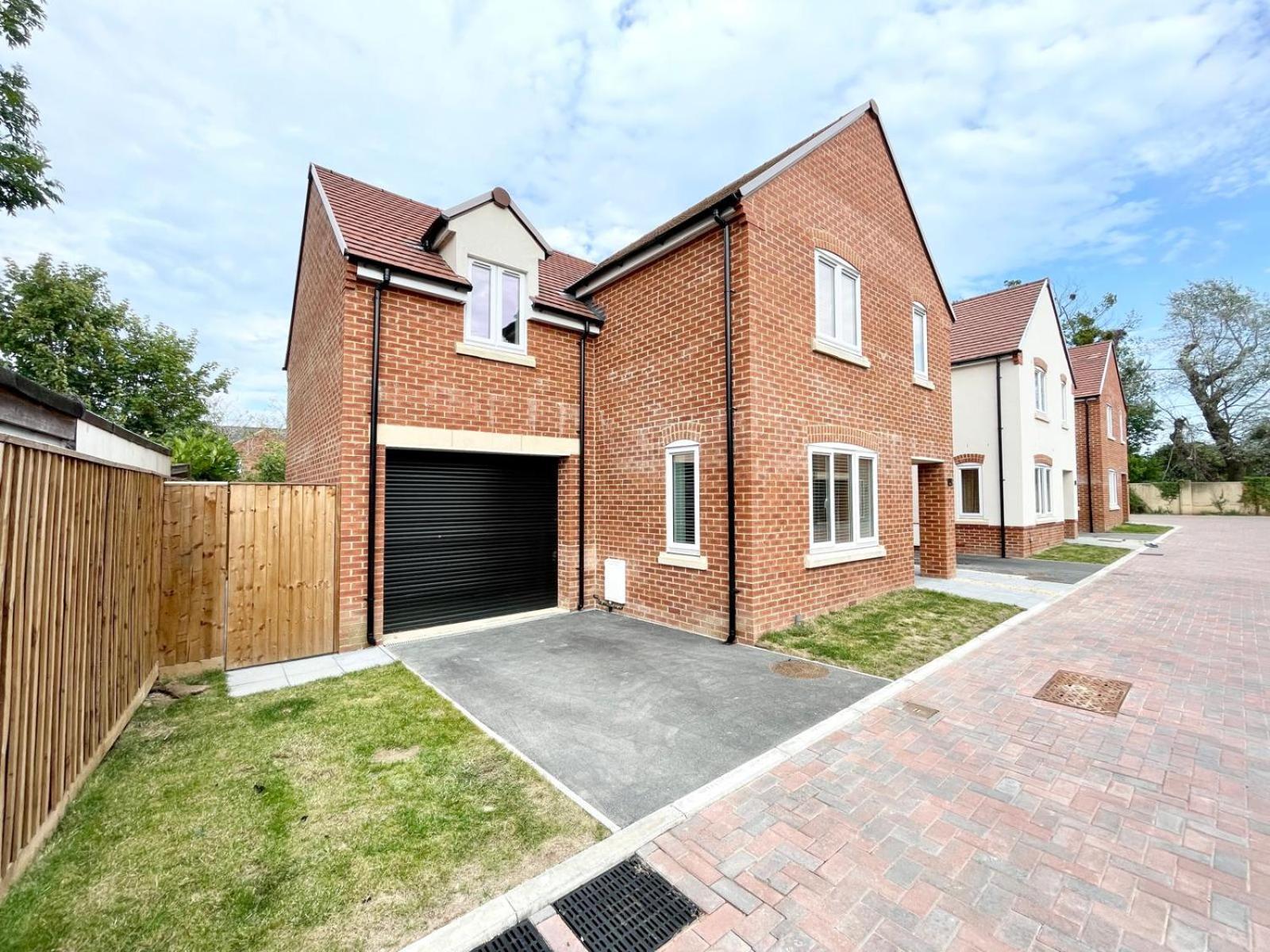 Brand New 4-bedroom Detached House - 20-min Walk To Docks - Ample Parking - Superfast Wi-fi - Long-stay Rates!