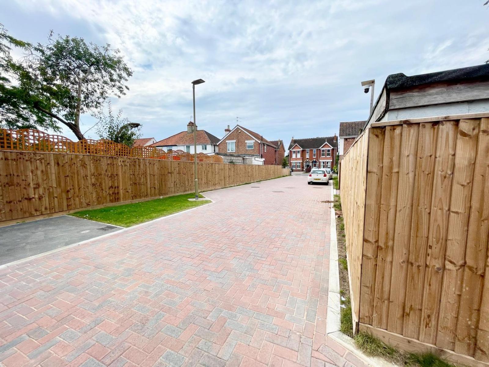 Brand New 4-bedroom Detached House - 20-min Walk To Docks - Ample Parking - Superfast Wi-fi - Long-stay Rates! Apartment