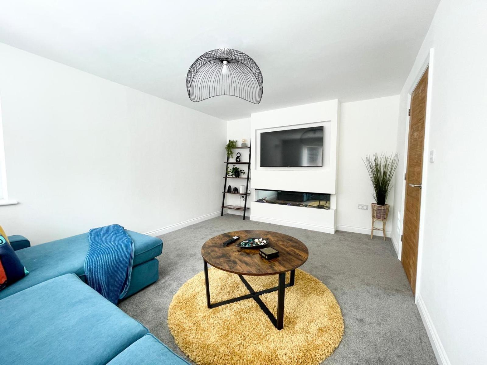 Brand New 4-bedroom Detached House - 20-min Walk To Docks - Ample Parking - Superfast Wi-fi - Long-stay Rates! * Gloucester
