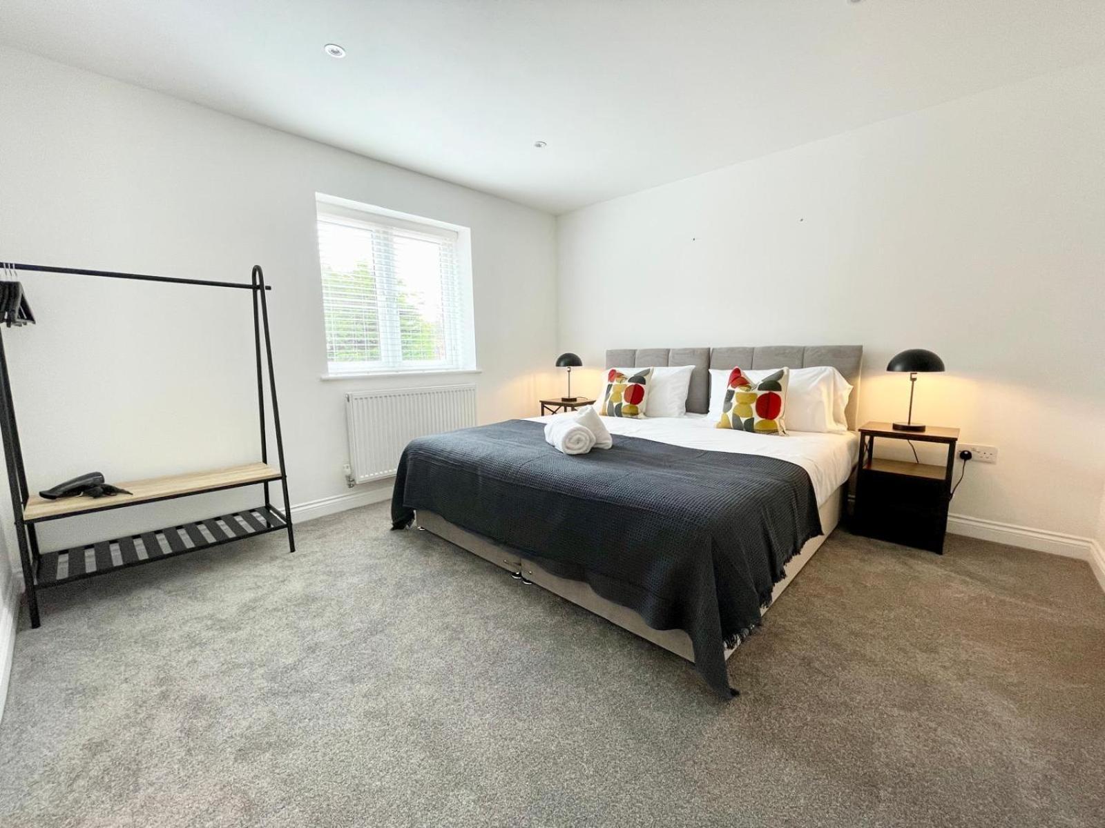 Apartment Brand New 4-bedroom Detached House - 20-min Walk To Docks - Ample Parking - Superfast Wi-fi - Long-stay Rates!
