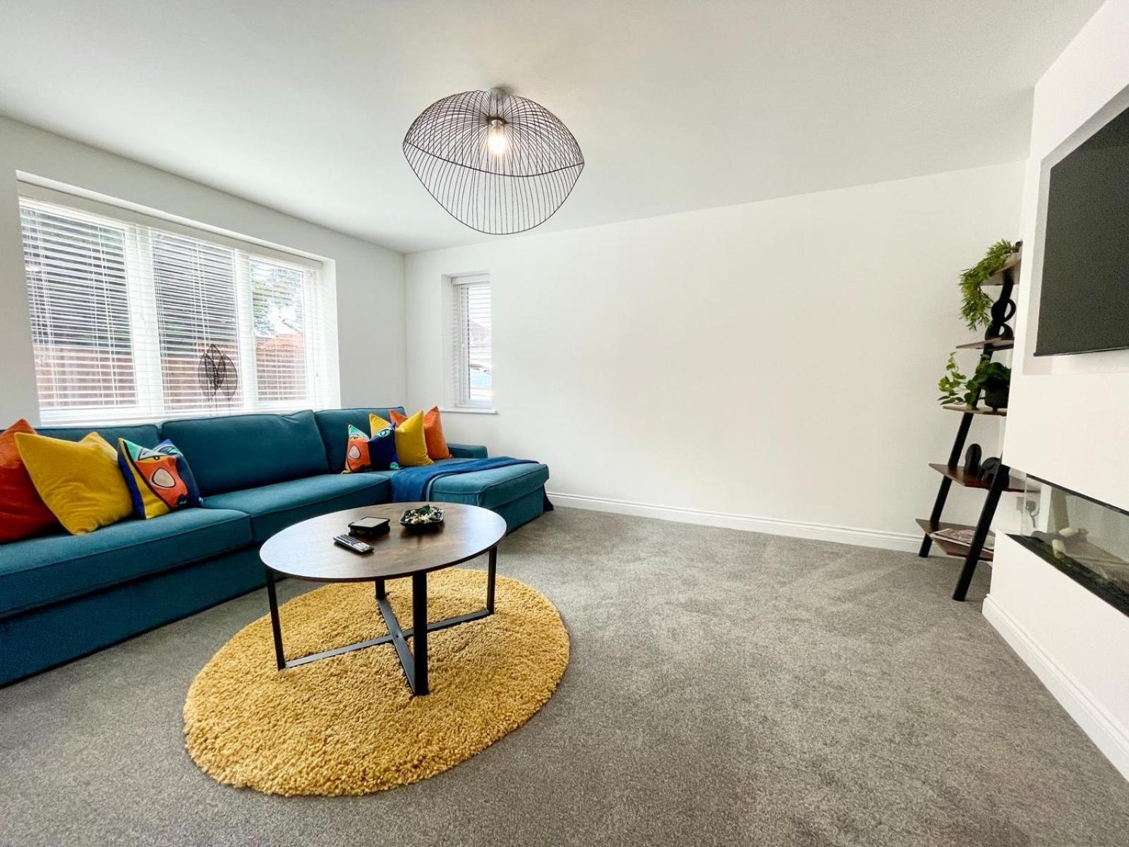 Brand New 4-bedroom Detached House - 20-min Walk To Docks - Ample Parking - Superfast Wi-fi - Long-stay Rates! Gloucester