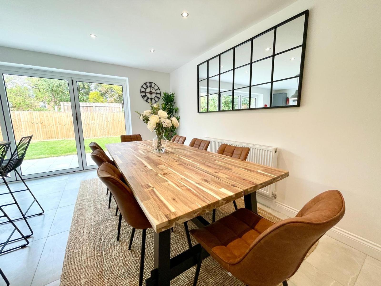 Apartment Brand New 4-bedroom Detached House - 20-min Walk To Docks - Ample Parking - Superfast Wi-fi - Long-stay Rates!