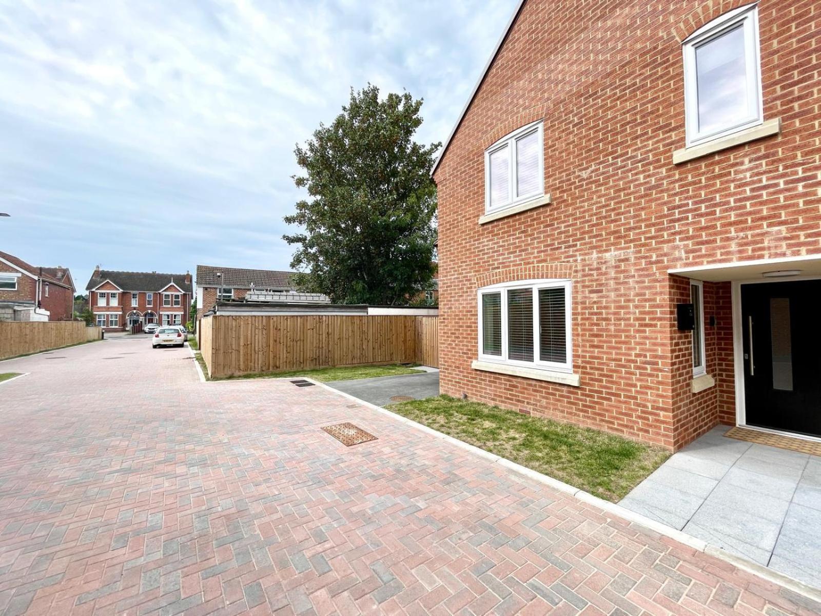 Apartment Brand New 4-bedroom Detached House - 20-min Walk To Docks - Ample Parking - Superfast Wi-fi - Long-stay Rates! *