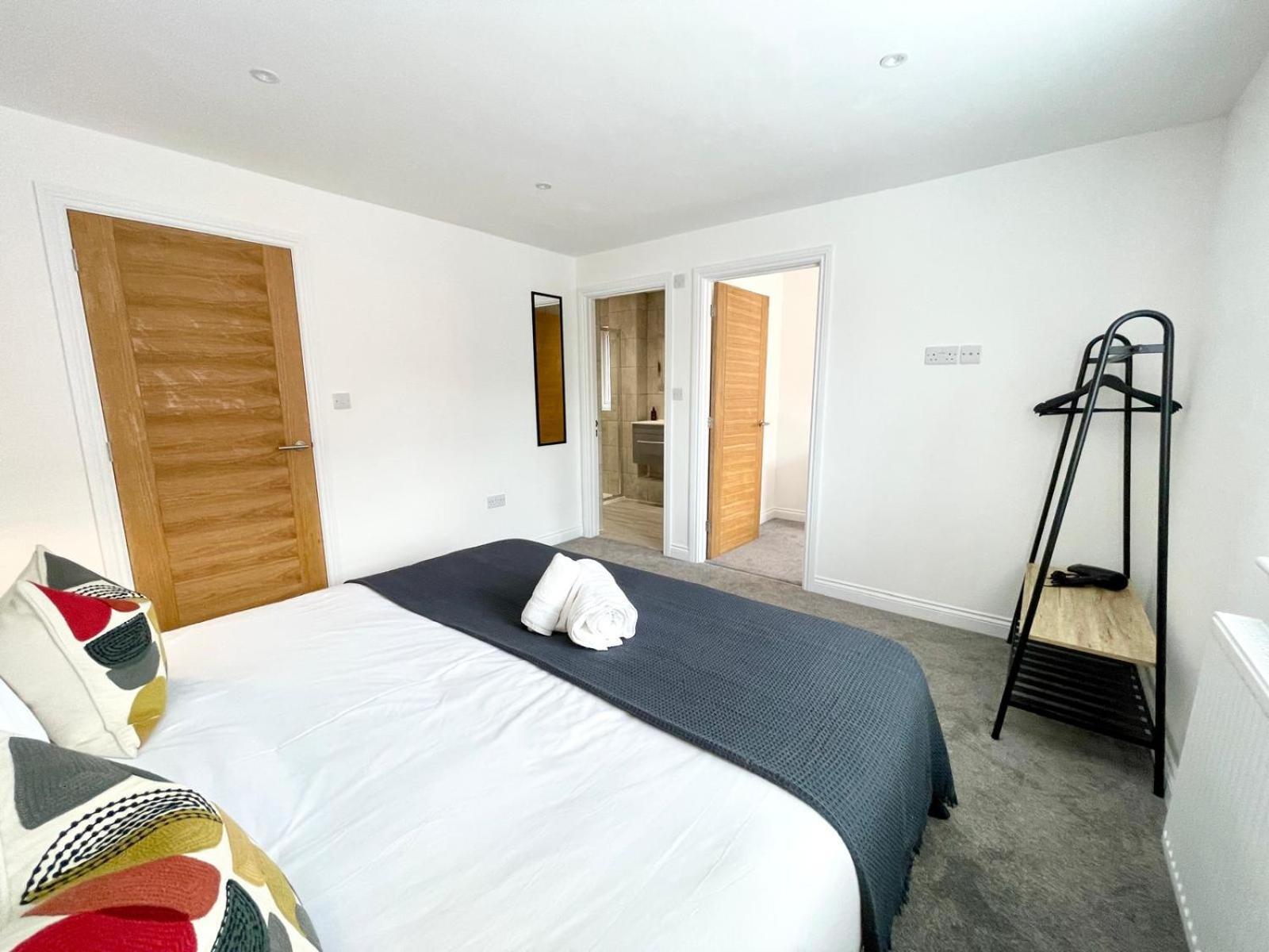 Apartment Brand New 4-bedroom Detached House - 20-min Walk To Docks - Ample Parking - Superfast Wi-fi - Long-stay Rates! Gloucester