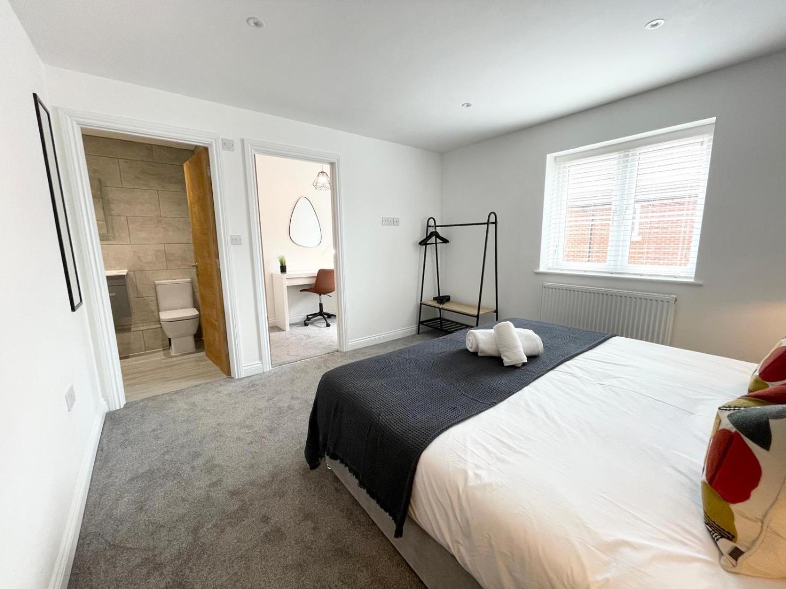 Apartment Brand New 4-bedroom Detached House - 20-min Walk To Docks - Ample Parking - Superfast Wi-fi - Long-stay Rates! Gloucester