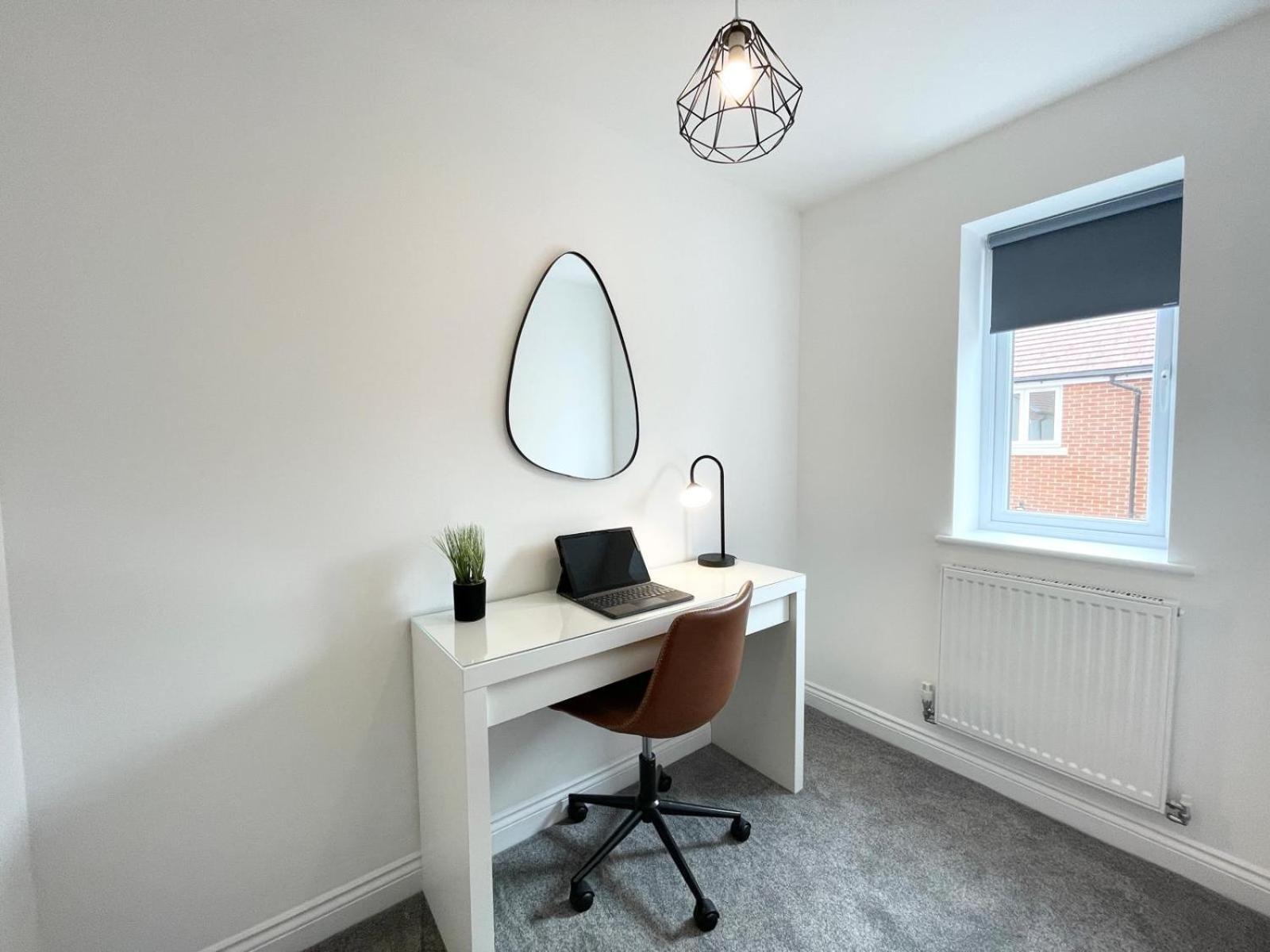Brand New 4-bedroom Detached House - 20-min Walk To Docks - Ample Parking - Superfast Wi-fi - Long-stay Rates! Apartment Gloucester