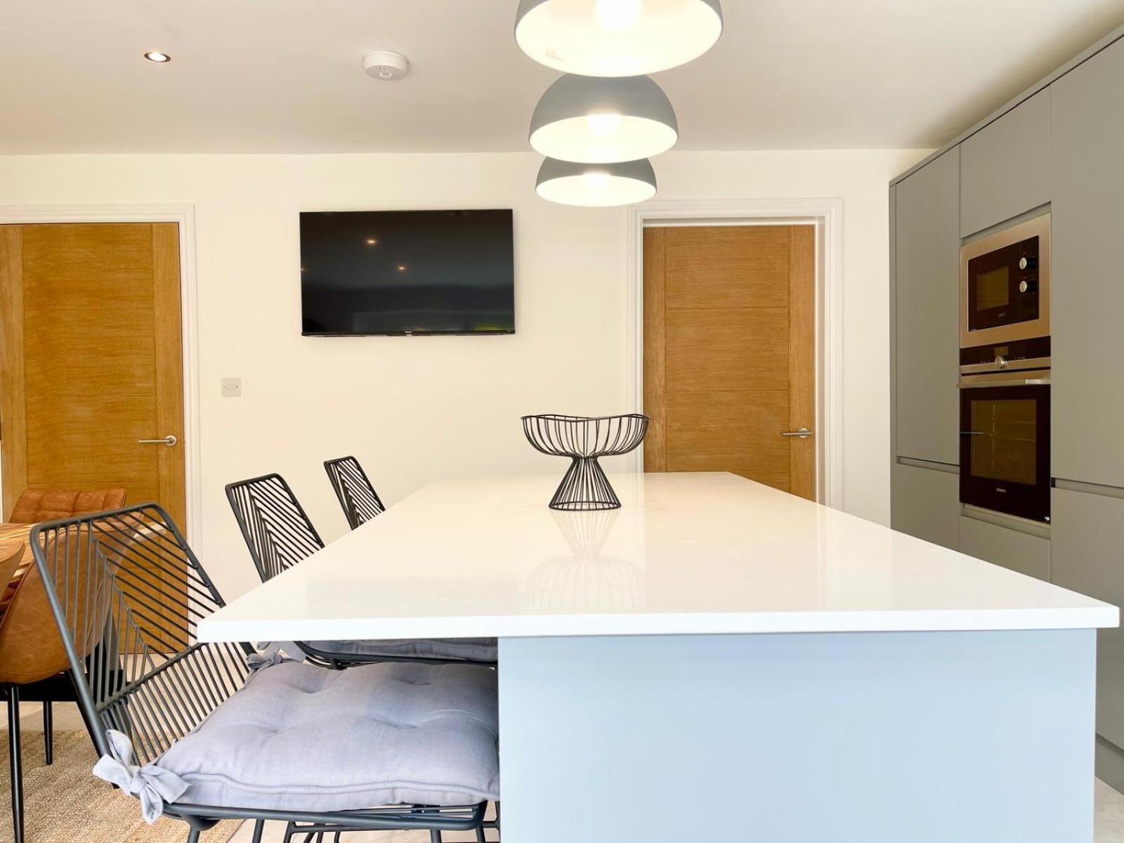 Brand New 4-bedroom Detached House - 20-min Walk To Docks - Ample Parking - Superfast Wi-fi - Long-stay Rates! Gloucester