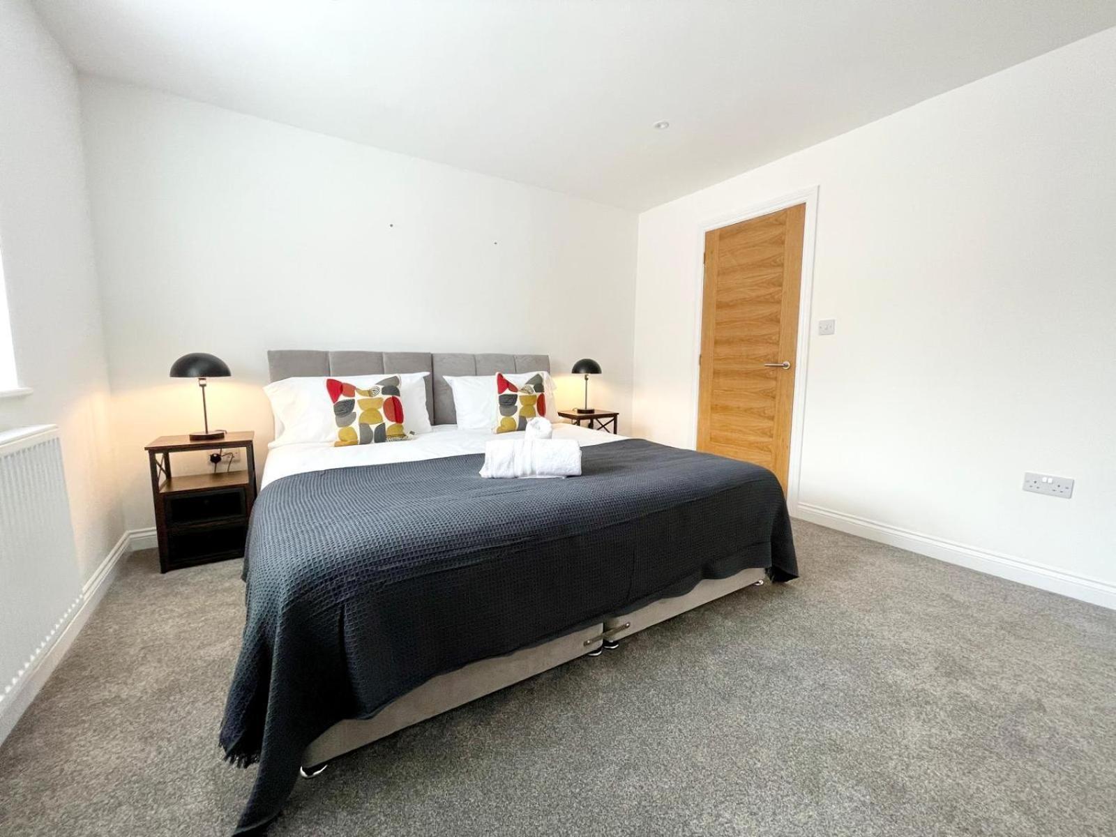 Brand New 4-bedroom Detached House - 20-min Walk To Docks - Ample Parking - Superfast Wi-fi - Long-stay Rates! Gloucester