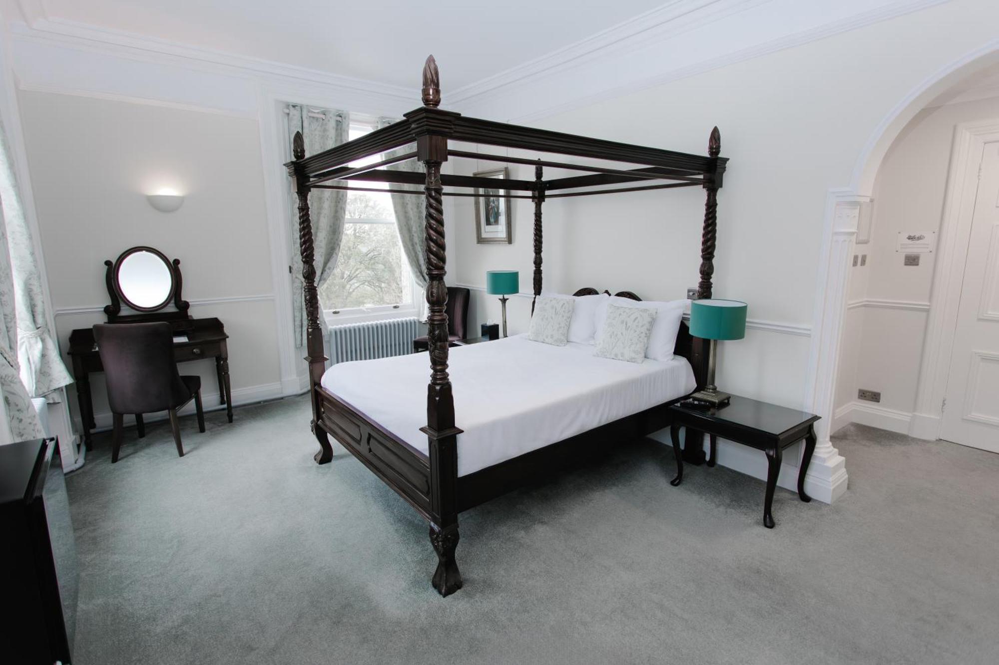 Hatton Court 4*