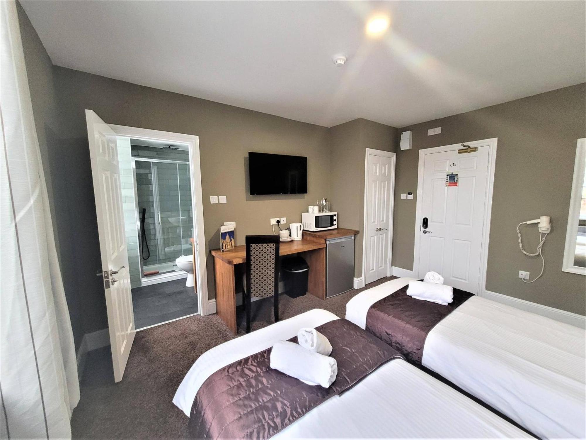 Hotel New County & Serviced By Roomsbooked