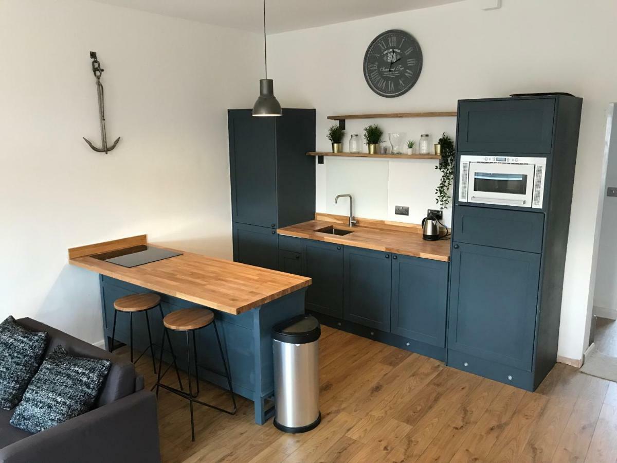 1 Bed River On The Docks Apartment *