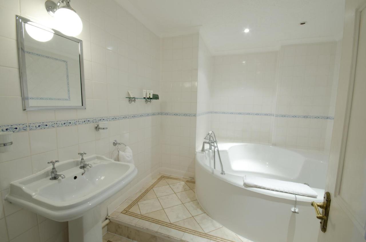 Hatton Court Hotel 4*